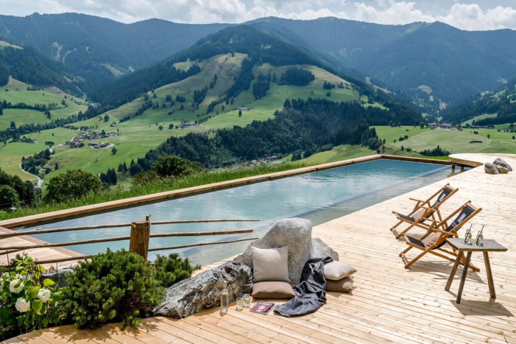 berge-urlaub-chalet-luxus-alm-huette-pool-bergblick